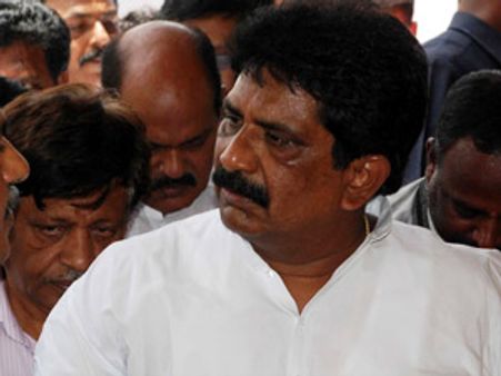 నోరు పారేసుకుంటున్నారు, షిండేకేం తెలుసు: సబ్బం