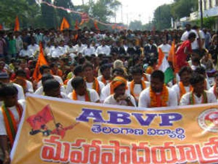 పెట్రోల్ బాటిళ్లతో కెయులో ఉద్రిక్తత: ఇందిరాపార్కు వద్దా