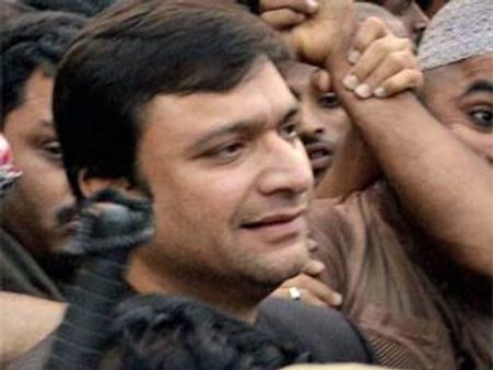 గొంతుమార్చిన అక్బర్! అనారోగ్యమని.: బెయిలొచ్చినా