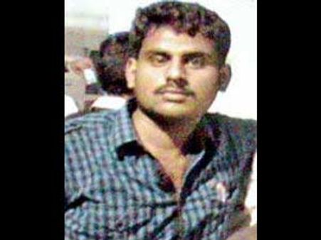 నీరజ్ అంతిమయాత్రలో ఉద్రిక్తత: హరీష్ కాలికి గాయం