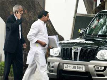 తెలంగాణపై సీరియస్: పెద్దలతో సిఎం భేటీలు ఖతం