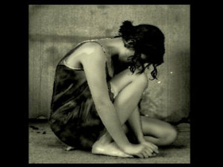 అత్యాచారం చేయిబోతే అరిచినందుకు నోట్లో కడ్డీ పెట్టాడు