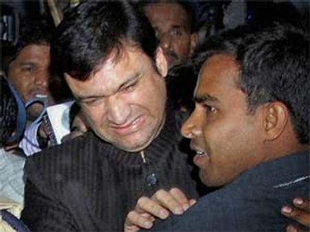 అక్బర్‌కు కడుపునొప్పి: సబిత వద్ద ఏడ్చిన కార్పోరేటర్