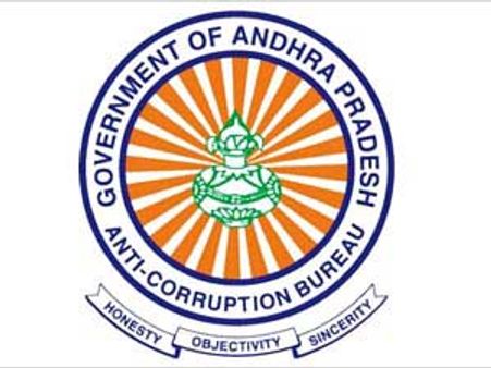 జిహెచ్‌ఎంసి అధికారి లాకర్‌లో దిమ్మ తిరిగే నగదు