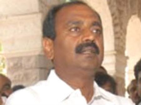 జగన్ పార్టీ డైరెక్టర్ల రాజీనామా!: సిఎంపై భూమన ఫైర్