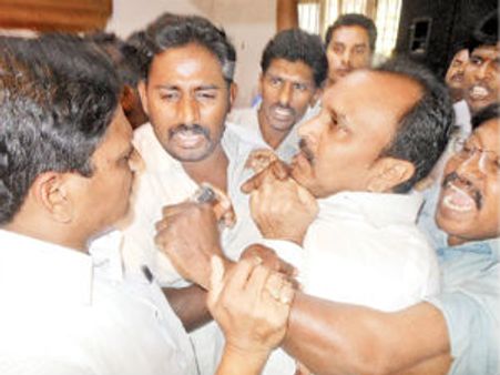 జగన్ పార్టీ నేతను తోసేసిన హర్షకుమార్, ఘర్షణ