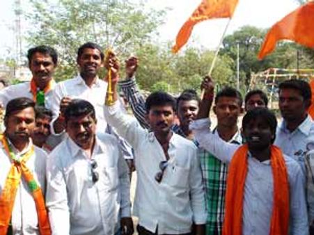 పార్కులకు తాళాలు: లవర్స్‌కి మూడుచోట్ల 'దళ్' పెళ్లి