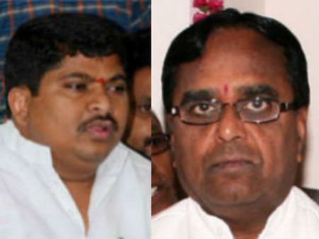 కిందపడ్డ లిఫ్ట్: పొన్నం,పొన్నాల సేఫ్, బాబుయాత్ర స్టార్ట్