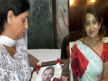 గీతిక తల్లి అనురాధ ఆత్మహత్య: కందా, అరుణపై కేసు