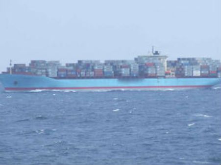 సాంకేతిక లోపం: సముద్రం మధ్యలో నిలిచిన నౌక