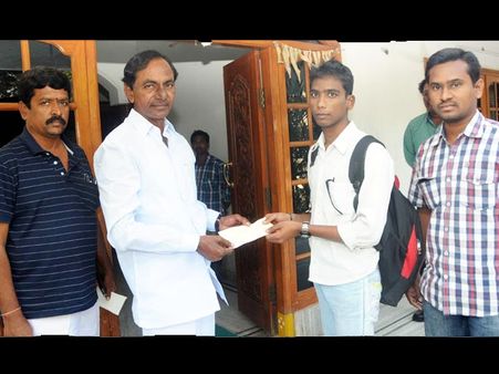 పేద విద్యార్థికి ఎన్నారైల సహాయం