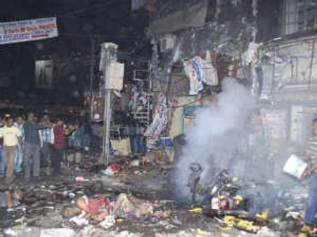 పేలుళ్లు: అడుగడుగున కెమెరా కళ్లు