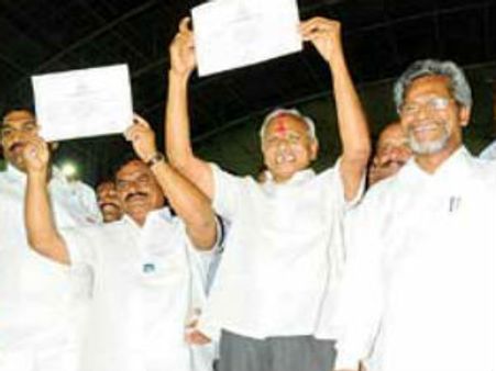 గాదె, స్వామి, పూల..: గెలిచిన ఆరుగురు ఎమ్మెల్సీలు