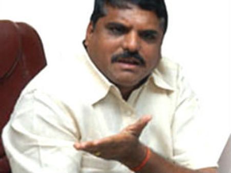 పేలుళ్లపై నిరసన దీక్ష: యువతే ఎదుర్కోగలదని బొత్స