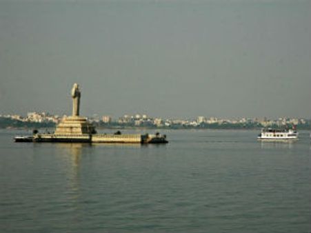 ఇఫ్లూలో కాశ్మీర్ విద్యార్థి ఆత్మహత్య: రెండు చోట్ల ఉద్రిక్తత