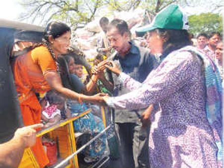 తిరగబెట్టిన కాలి నొప్పి: షర్మిల పాదయాత్ర ప్రారంభం