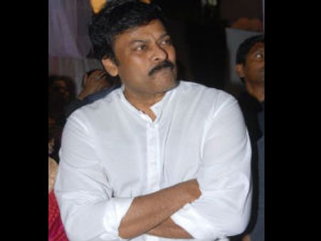 మా వాళ్లను చూడండి!: చిరంజీవి లాబీయింగ్, అలక