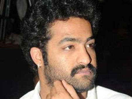 టిడిపి క్యాడర్ దూరం: బాలయ్యపై జూ ఎన్టీఆర్ ఫైట్