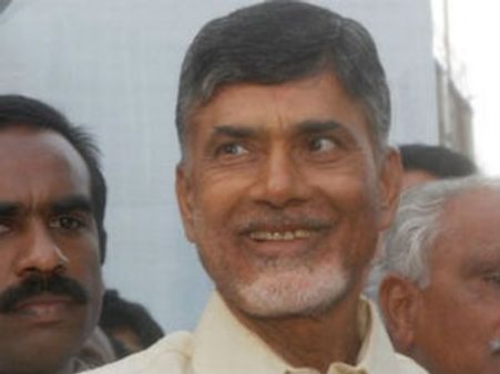 వైయస్‌పై చంద్రబాబు పిట్ట కథ: బిగ్గరగా నవ్విన వైనం