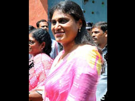 కిరణ్ రెడ్డి సీల్డ్ కవర్ సిఎం, ఆ దమ్ముందా?: షర్మిల