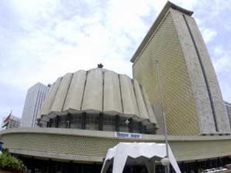 అసెంబ్లీ ప్రాంగణంలో పోలీస్‌ను చితకబాదిన ఎమ్మెల్యేలు