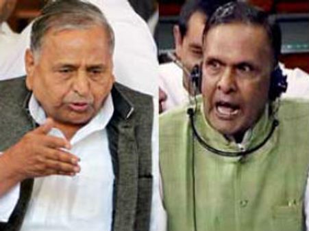 కరుణ ఎఫెక్ట్: ములాయంకు సారీ, సోనియా బుజ్జగింపు