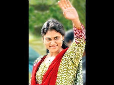 కనుసైగతో ఆపారు: షర్మిల, 'బ్రదర్ టార్గెట్ అయ్యారు'