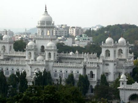 టిడిపి ఎమ్మెల్యేల బైఠాయింపు: అర్థరాత్రి తరలింపు