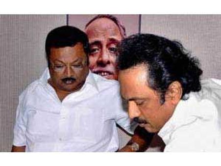 డిఎంకెలో ఆధిపత్య పోరు: అళగిరి అలక, భేటీకి డుమ్మా