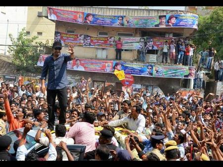 ఫ్లెక్సీల దుమారం: జగన్ పార్టీ నేతలతో జూ. ఎన్టీఆర్