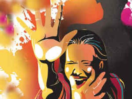 కారులోకి లాగి యువతిపై సామూహిక అత్యాచారం