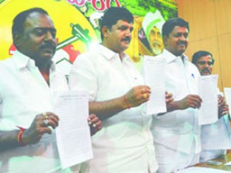 జగన్ టార్గెట్: బ్లాక్ పేపర్, వైయస్‌పైనే టిడిపి నిందలు