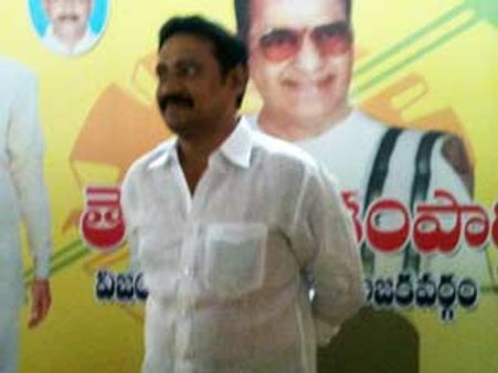 బాబుకు మరో తలనొప్పి: వంశీ తర్వాత గద్దె అసంతృప్తి