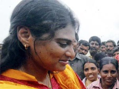 మంత్రి పార్థసారథికి తండ్రి షాక్: షర్మిలతో భేటీ