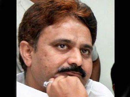 జైళ్లో పెడ్తారా?: మోపిదేవి సోదరుడి నిప్పులు, తోపులాట
