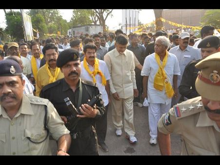 బాబుపై షర్మిల మాటే నిజమా?: పాల్వాయి నోటా అదే