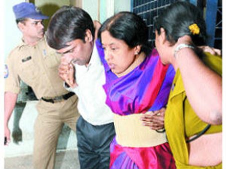 నడవలేని స్థితిలో శ్రీలక్ష్మి: చంచల్‌గూడ నుండి విడుదల