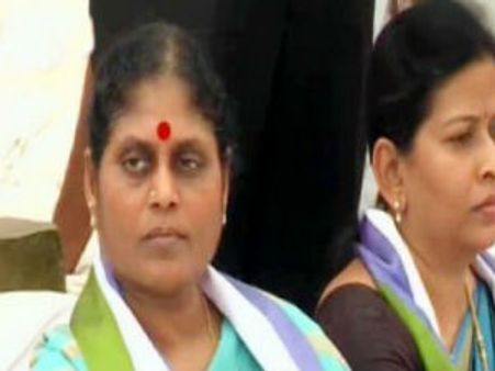 ఇదీ జగన్ బలం!: విజయమ్మ దీక్షలో ఎమ్మెల్యేలు