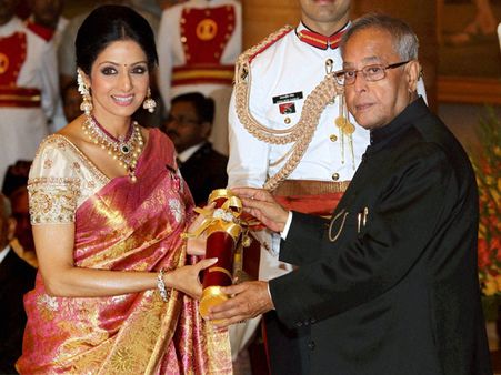 పద్మా అవార్డులను అందుకున్న శ్రీదేవి, బాపు (పిక్చర్స్)