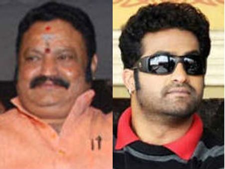  సా...గుతోంది: హరికృష్ణ, జూనియర్‌లతో జగన్ పార్టీ ఫ్లెక్సీ