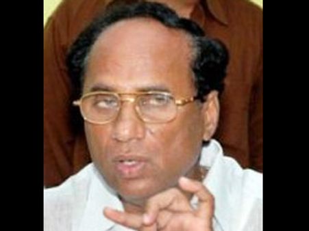 సీతయ్యపై ఎదురుదాడి: సబిత జైలుకెళ్లబోతోందన్న దాడి