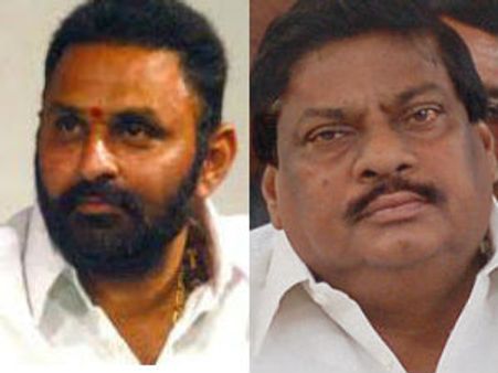 కొడాలికి బాద్‌షా ఎఫెక్ట్: కొరడాతో కొట్టుకున్నటిడిపి ఎంపి