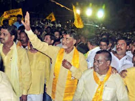 సబిత ఇంటికెళ్లవచ్చు, కిరణ్ దానకర్ణుడి ఫోజులు: బాబు