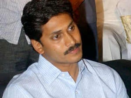 ఫ్లెక్సీ పోరు: జగన్ వస్తే వేట మొదలు, బంధిస్తే రక్ష