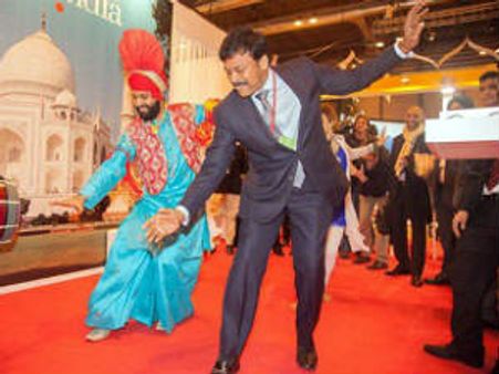 వరల్డ్ టూరిజం మీట్: డప్పుదరువుకు స్టెప్పులేసిన చిరు