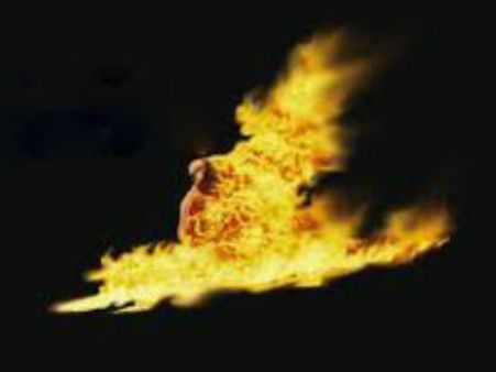 సెల్లార్‌లోని 14 బైక్‌లను కాల్చేశారు: ఆకతాయిల పనా?