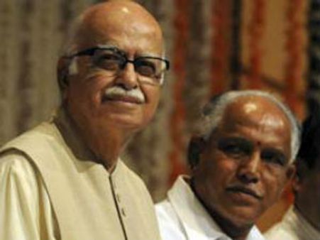 ముడుపులు: అద్వానీపై తీవ్ర ఆరోపణ, యడ్డీ క్షమాపణ