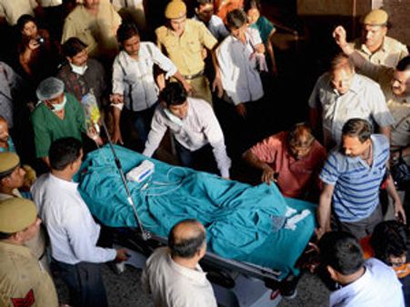 బాలికపై రేప్: లంచం ఇవ్వజూపిన పోలీసు దొరికాడు