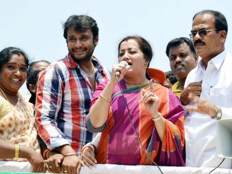 ఎన్నికల్లో వివాదాస్పద హీరో త్రిపాత్రాభినయం