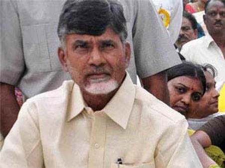 బాబుకు వెండి చెప్పులు: వెంట బాలయ్య, లోకేష్